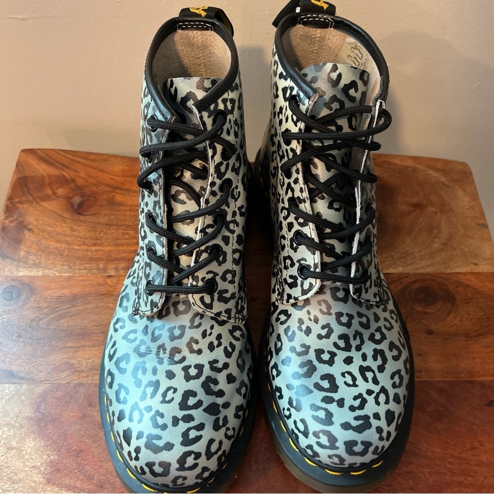 Womens Dr. Martens AirWair 101 Leopard Print Leather Combat Boots Size 10 EUC - Picture 3 of 8